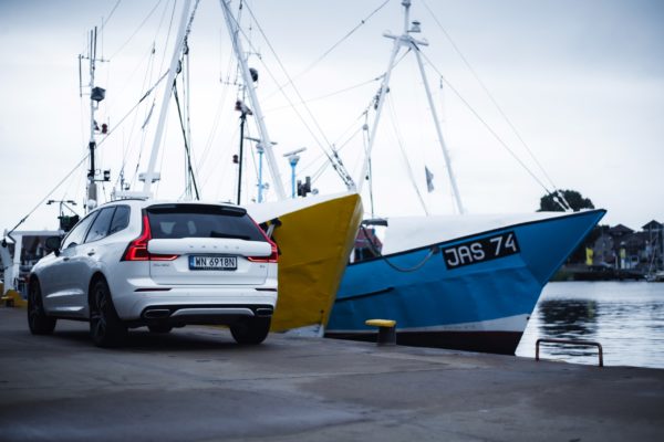 Volvo XC60 w kolorze Crystal White nad polskim morzem