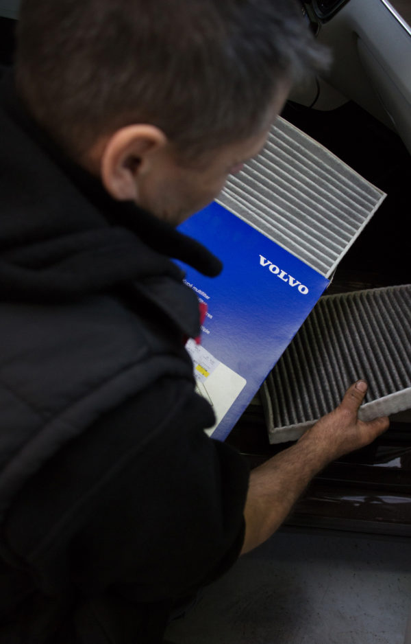 montaż nowego filtra kabinowego w serwisie Volvo Nova w Łodzi