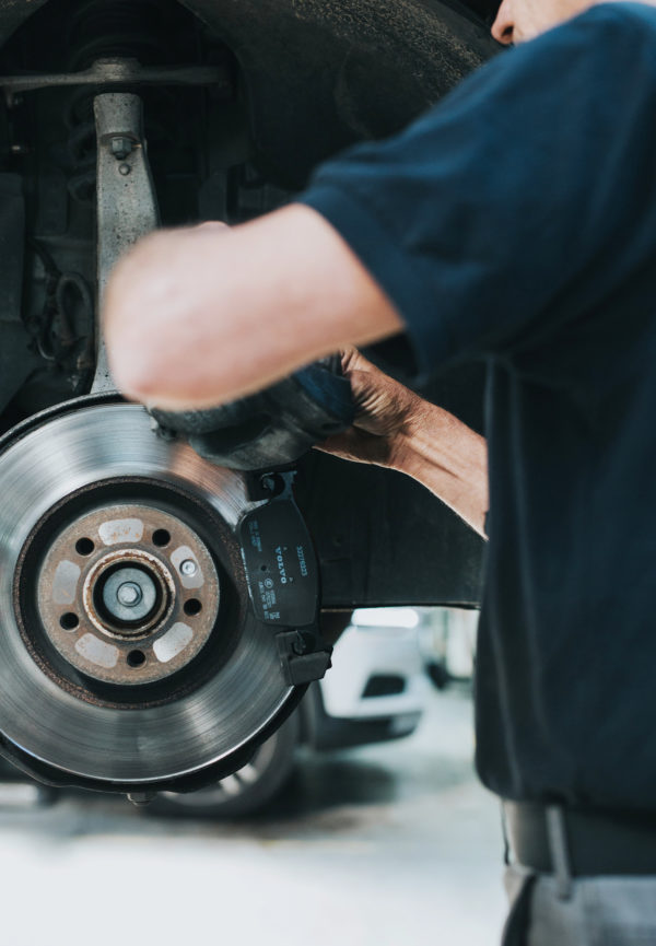 wykwalifikowany mechanik Volvo wymienia klocki hamulcowe w serwisie Volvo Nova w Łodzi